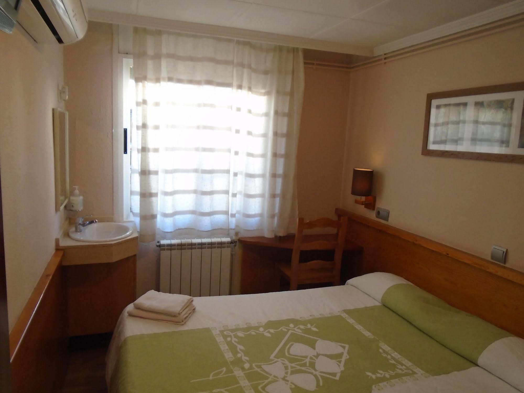 Hostal Fonda Galicia Cardedeu Extérieur photo